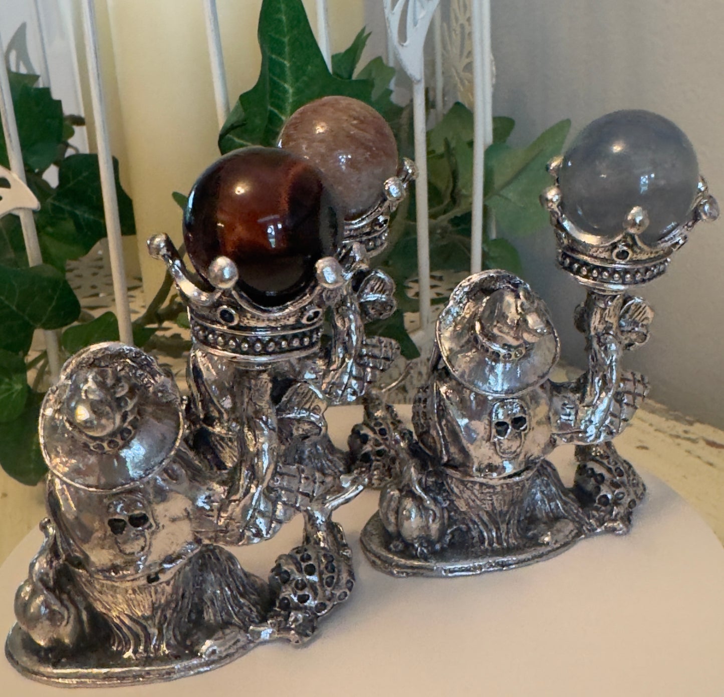 Owl’s King Crown Sphere Display (Silvery)