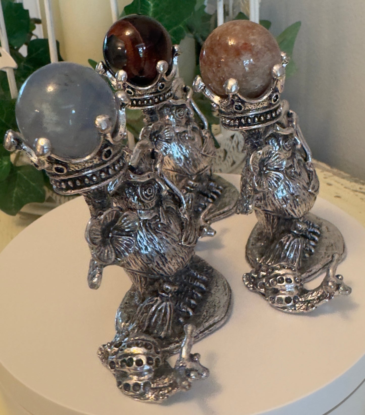 Owl’s King Crown Sphere Display (Silvery)