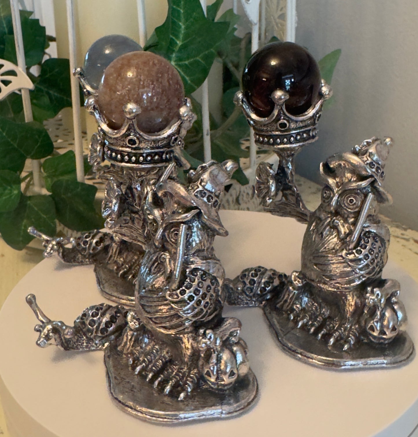 Owl’s King Crown Sphere Display (Silvery)